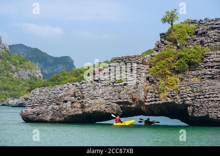 Kayak nell'isola del canale in estate soleggiato, splendida vista delle isole tropicali con ponte di pietra naturale. MU Koh Ang Thong, Surat Thani, Thailandia. Foto Stock