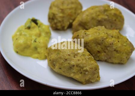 Ricetta Nuchinunde o gnocchi di lenticchie al vapore o gnocchi dal o nucchina unde, servita con verdure con sugo di burro, colazione popolare Foto Stock