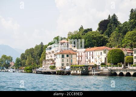 Vista panoramica a Cadenabbia (Griante) sul Lago di Como. Lombardia, Italia. Il lungomare di Cadenabbia. Pittoresca località turistica con bella casa colorata Foto Stock