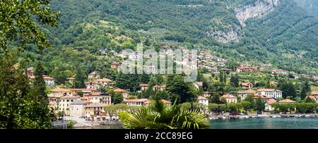 Città di Lenno sul lago di Como. Lombardia. Italia. Pittoresco paesaggio italiano. Panorama mozzafiato con montagne e foresta. Foto Stock