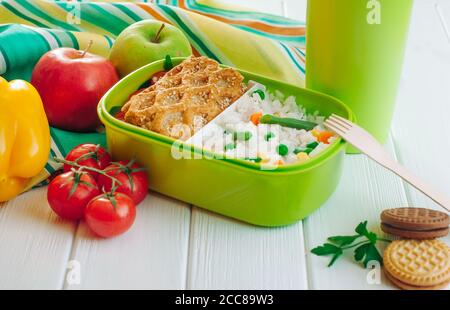 Pranzo al sacco riempito con riso e sandwich su legno bianco sfondo Foto Stock