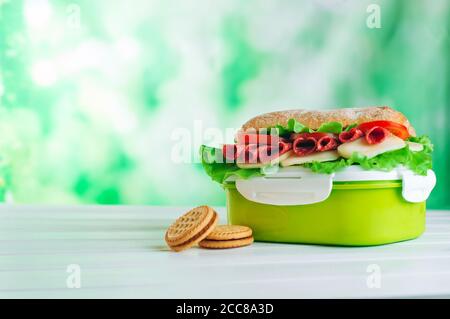 Pranzo al sacco con sandwich su sfondo bianco con spazio per la copia Foto Stock