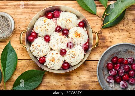 Gnocchi cechi o inginocchiati con ripieno di ciliegie su tavola di legno gnocchi di ciliegio Foto Stock