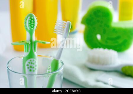 Un paio di spazzolini da denti per bambini in bagno Foto Stock