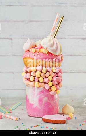 Raspberry frak agita con ciambella su sfondo grigio Foto Stock