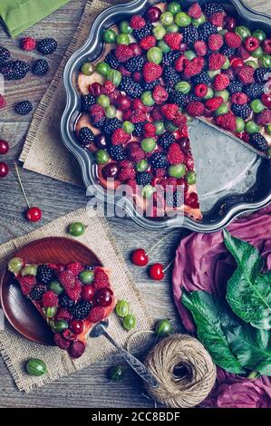 Vista dall'alto della torta di frutti di bosco su rustico sfondo di legno Foto Stock