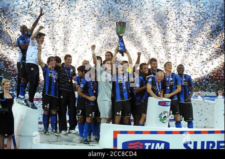 Milano Italia, 24 agosto 2008,'G.MEAZZA SAN SIRO'Stadium, Football Super Cup Trophy 2008/2009, FC Inter-AS Roma : il capitano dell'Inter Javier Zanetti con i suoi compagni di squadra durante la cerimonia di premiazione Foto Stock