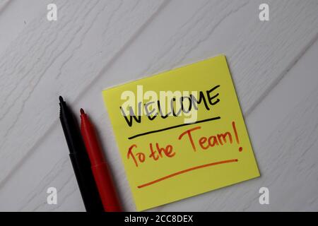 Benvenuto nel team! testo su note appiccicose con la scrivania dell'ufficio. Foto Stock