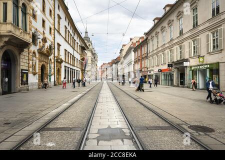 Graz, Austria. Agosto 2020. Alcuni giovani si incontrano in via Herrengasse nel centro della città Foto Stock