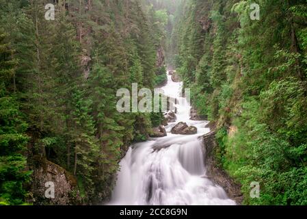 Cascate di Riva - conosciuto anche come Cascate di campo Tures o cascata Reinbach nella Valle Aurina delle Alpi, Dolomiti, Alto Adige, Italia Foto Stock