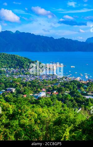 Vista della città di Coron e della baia dal Monte Tapyas sull'Isola di Busuanga al tramonto - destinazione tropicale con paesaggio paradisiaco, Palawan, Filippine Foto Stock