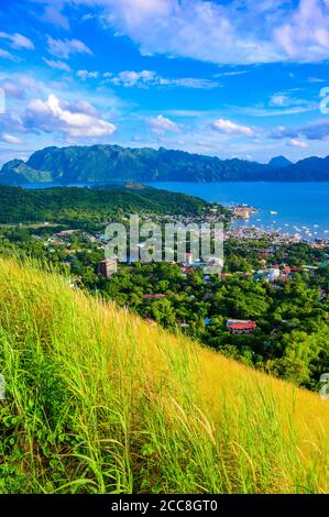 Vista della città di Coron e della baia dal Monte Tapyas sull'Isola di Busuanga al tramonto - destinazione tropicale con paesaggio paradisiaco, Palawan, Filippine Foto Stock