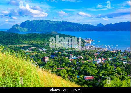 Vista della città di Coron e della baia dal Monte Tapyas sull'Isola di Busuanga al tramonto - destinazione tropicale con paesaggio paradisiaco, Palawan, Filippine Foto Stock