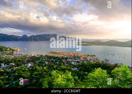 Vista della città di Coron e della baia dal Monte Tapyas sull'Isola di Busuanga al tramonto - destinazione tropicale con paesaggio paradisiaco, Palawan, Filippine Foto Stock