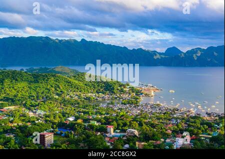 Vista della città di Coron e della baia dal Monte Tapyas sull'Isola di Busuanga al tramonto - destinazione tropicale con paesaggio paradisiaco, Palawan, Filippine Foto Stock