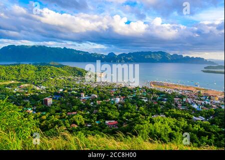 Vista della città di Coron e della baia dal Monte Tapyas sull'Isola di Busuanga al tramonto - destinazione tropicale con paesaggio paradisiaco, Palawan, Filippine Foto Stock