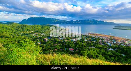 Vista della città di Coron e della baia dal Monte Tapyas sull'Isola di Busuanga al tramonto - destinazione tropicale con paesaggio paradisiaco, Palawan, Filippine Foto Stock