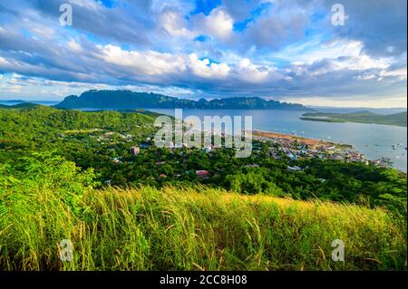 Vista della città di Coron e della baia dal Monte Tapyas sull'Isola di Busuanga al tramonto - destinazione tropicale con paesaggio paradisiaco, Palawan, Filippine Foto Stock