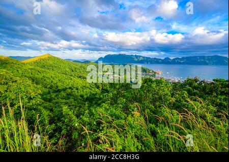 Vista della città di Coron e della baia dal Monte Tapyas sull'Isola di Busuanga al tramonto - destinazione tropicale con paesaggio paradisiaco, Palawan, Filippine Foto Stock