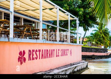 Moorea, Polinesia Francese: 09/03/2018: Le piccole case sulla spiaggia per la gente del posto nell'isola tropicale di Moorea, Polinesia Francese. Foto Stock