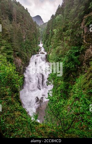 Cascate di Riva - conosciuto anche come Cascate di campo Tures o cascata Reinbach nella Valle Aurina delle Alpi, Dolomiti, Alto Adige, Italia Foto Stock