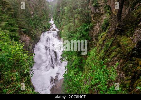 Cascate di Riva - conosciuto anche come Cascate di campo Tures o cascata Reinbach nella Valle Aurina delle Alpi, Dolomiti, Alto Adige, Italia Foto Stock