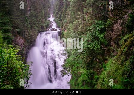 Cascate di Riva - conosciuto anche come Cascate di campo Tures o cascata Reinbach nella Valle Aurina delle Alpi, Dolomiti, Alto Adige, Italia Foto Stock