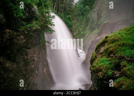 Cascate di Riva - conosciuto anche come Cascate di campo Tures o cascata Reinbach nella Valle Aurina delle Alpi, Dolomiti, Alto Adige, Italia Foto Stock