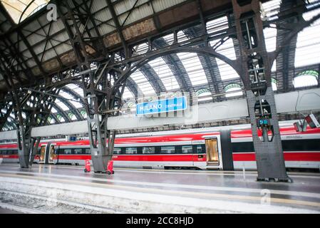 Milano. Italia - 18 luglio 2019: Vista interna della Stazione Centrale di Milano. Cartello blu con il nome della stazione. Foto Stock