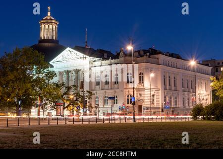 Varsavia, Polonia - 15 agosto 2020: Edificio della Galleria d'Arte Zacheta con la Santa Trinità Chiesa evangelica della Confessione di Augusta. Foto Stock