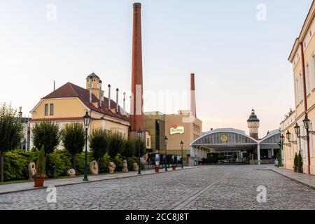 Pilsen, Repubblica Ceca - 8 agosto 2020: Vista degli storici edifici della fabbrica di birra Pilsner Urquell. Il logo aziendale è chiaramente visibile. Foto Stock