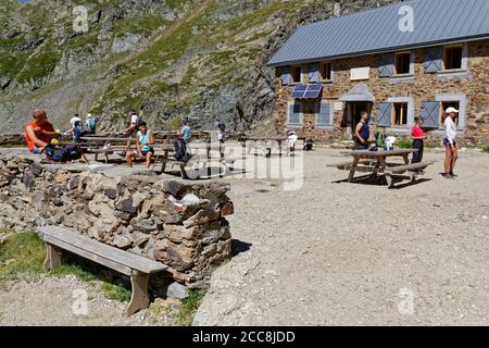 LA PRA, FRANCIA, 6 agosto 2020 : un gruppo di escursionisti riposano per un po' al rifugio di montagna, con rispetto della distanciazione sociale. Foto Stock