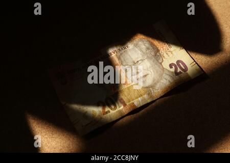 20 banconota da Rand sudafricana con un'ombra esso Foto Stock