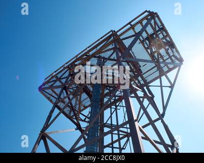 Telaio in metallo della torre radar ad angolo basso. Foto Stock