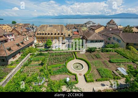 Svizzera, Canton Vaud, Nyon, vista dal castello verso il quartiere di Rive e il lago di Ginevra Foto Stock