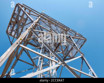 Telaio in metallo della torre radar ad angolo basso. Foto Stock