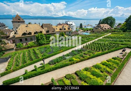 Svizzera, Canton Vaud, Nyon, vista dalla Promenade des vielles Murailles verso Quartier de Rive e il Lago di Ginevra Foto Stock