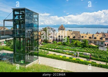 Svizzera, Vaud Canton, Nyon, vista dalla Promenade des vielles Murailles, ascensore fino al Quartier de Rive e il Lago di Ginevra Foto Stock