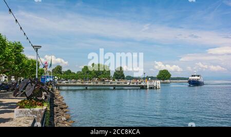 Svizzera, Cantone di Vaud, Nyon, Quartier de Rive, Lago di Ginevra, traghetto che si avvicina al molo Foto Stock