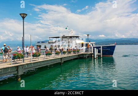 Svizzera, Canton Vaud, Nyon, Quartier de Rive, Lago di Ginevra, Nyon-Yvoire traghetto al molo Foto Stock