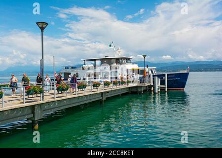 Svizzera, Canton Vaud, Nyon, Quartier de Rive, Lago di Ginevra, Nyon-Yvoire traghetto al molo Foto Stock