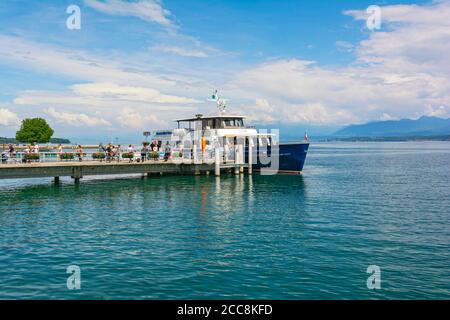 Svizzera, Canton Vaud, Nyon, Quartier de Rive, Lago di Ginevra, Nyon-Yvoire traghetto al molo Foto Stock