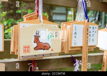 Kashima, Giappone - tradizionale tavoletta di preghiera in legno (Ema) al Santuario di Kashima (Santuario di Kashima jingu) a Kashima, Prefettura di Ibaraki, Giappone. Foto Stock