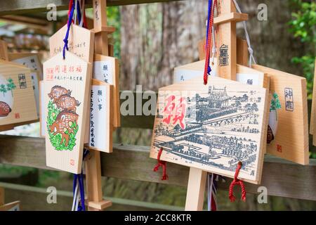 Kashima, Giappone - tradizionale tavoletta di preghiera in legno (Ema) al Santuario di Kashima (Santuario di Kashima jingu) a Kashima, Prefettura di Ibaraki, Giappone. Foto Stock