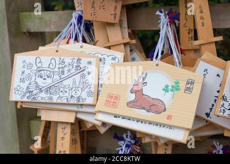 Kashima, Giappone - tradizionale tavoletta di preghiera in legno (Ema) al Santuario di Kashima (Santuario di Kashima jingu) a Kashima, Prefettura di Ibaraki, Giappone. Foto Stock