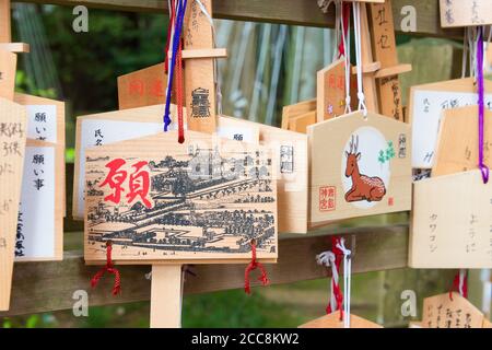 Kashima, Giappone - tradizionale tavoletta di preghiera in legno (Ema) al Santuario di Kashima (Santuario di Kashima jingu) a Kashima, Prefettura di Ibaraki, Giappone. Foto Stock