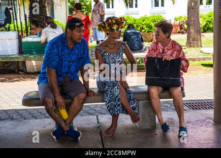 Moorea, Polinesia francese: 09/03/2018: Persone locali seduti e parlando nel loro momento di riposo, vestono fiori e lavorano con perle e pesca. Tropi Foto Stock