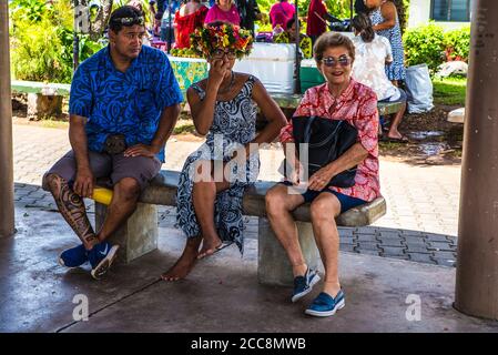 Moorea, Polinesia francese: 09/03/2018: Persone locali seduti e parlando nel loro momento di riposo, vestono fiori e lavorano con perle e pesca. Tropi Foto Stock