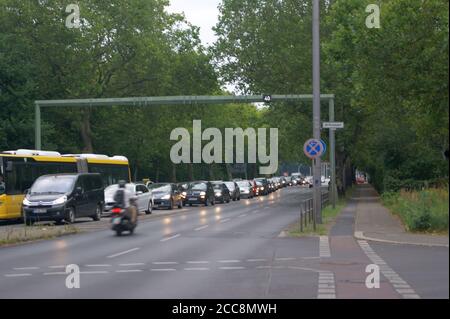 Heerstraße Ecke Pichelsdorfer Straße a Berlin-Spandau, Richtung Ost, mit Verkehrsleitsystem («Grüne Welle») Foto Stock