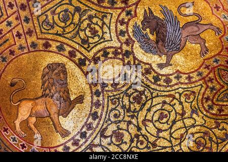 Mosaici del XII secolo decorano l'interno della Sala di Ruggero, Sala di Ruggero II, nel Palazzo dei Normanni, Palermo Centrale. Sicilia. Foto Stock